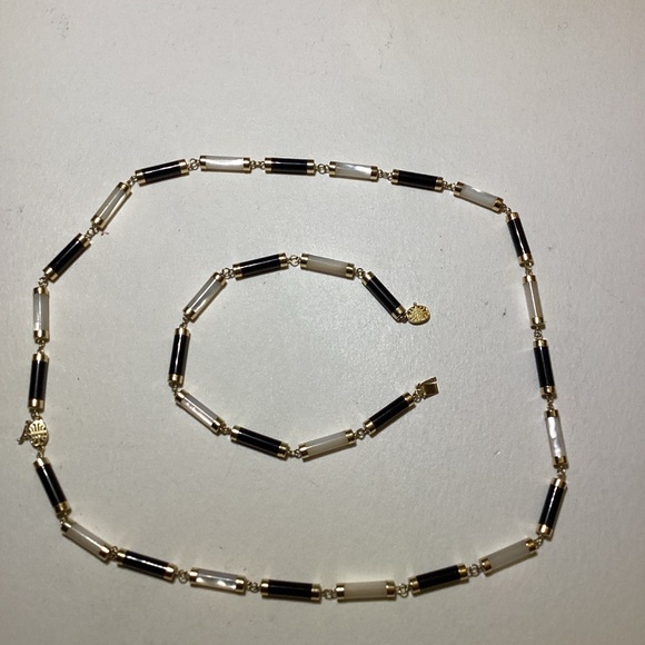 10k Onyx and Mother of Pearl Matching Necklace, and bracelet - Picture 2 of 6